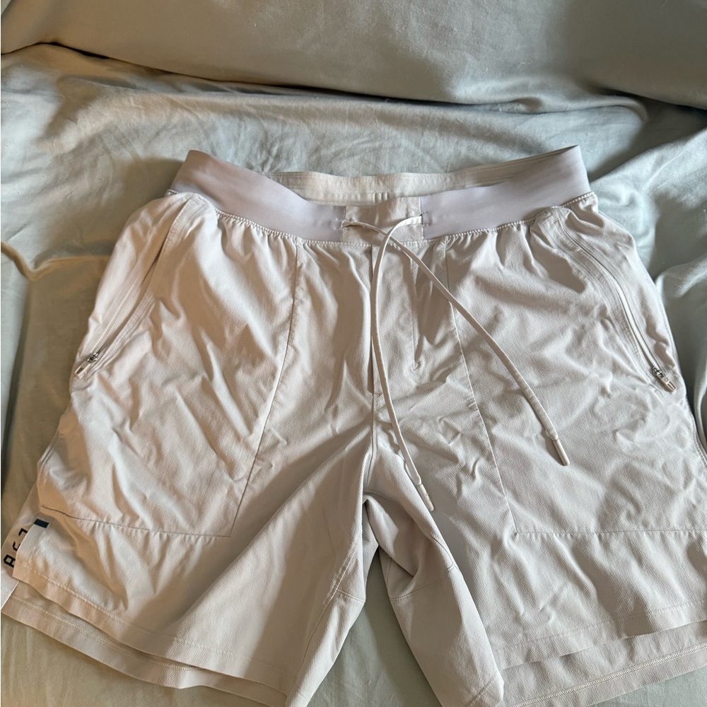 Lululemon license to train short bone size L 7in Inseem